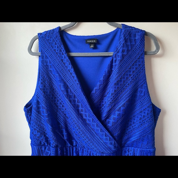 TORRID ELECTRIC BLUE GEO LACE HANDKERCHIEF MIDI DRESS size 2 - Picture 10 of 13